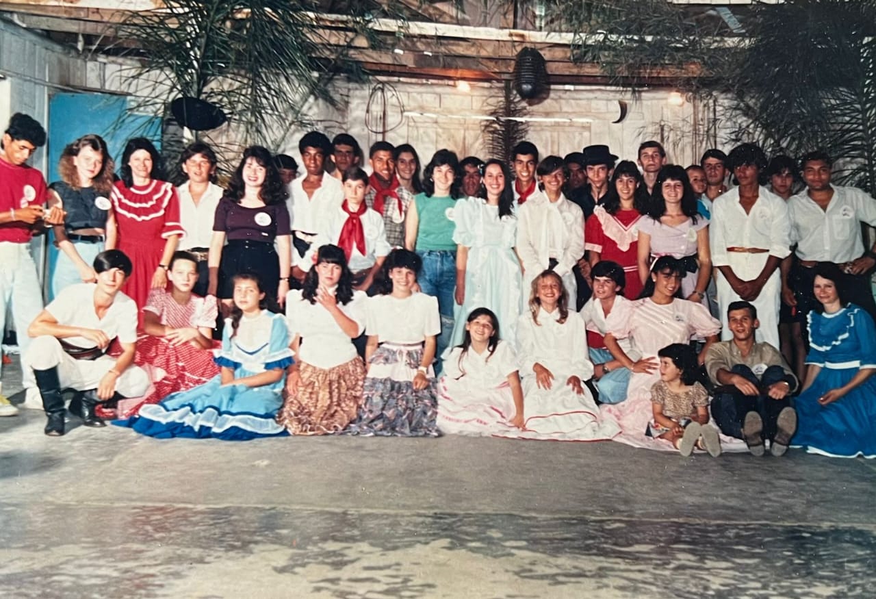 Grande grupo de dança tradicional