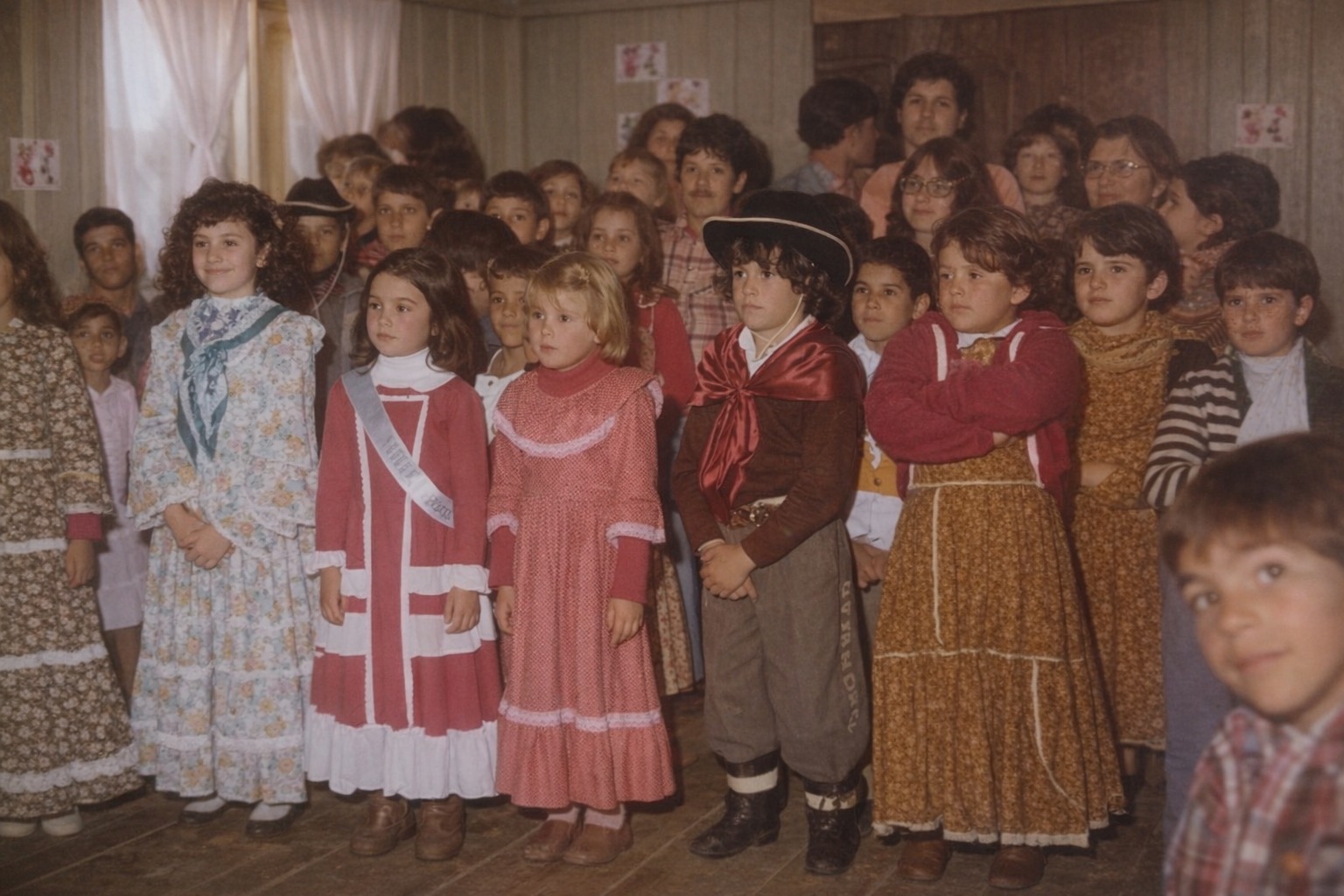 Crianças em trajes gaúchos na escola