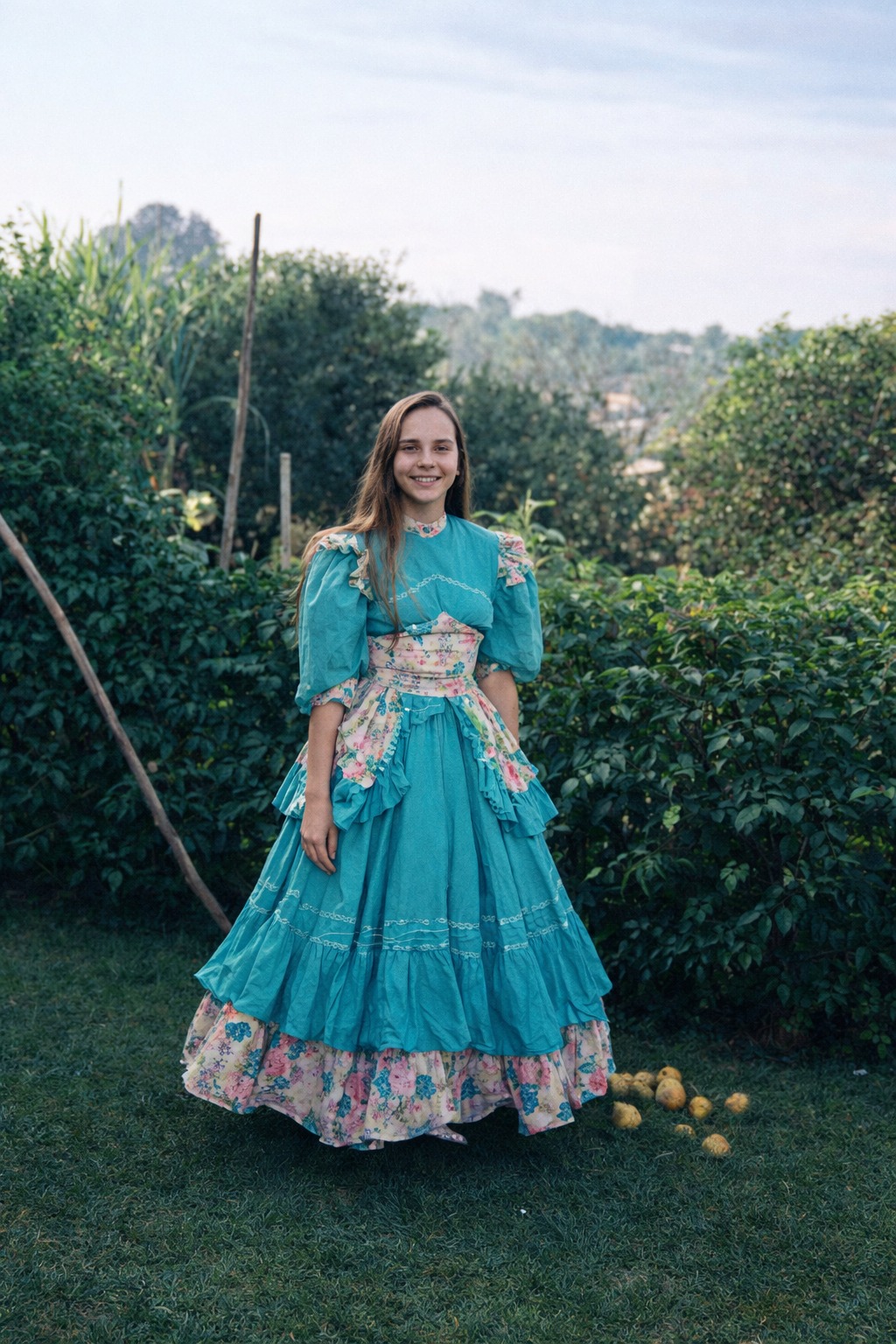 Prenda em traje floral campeiro